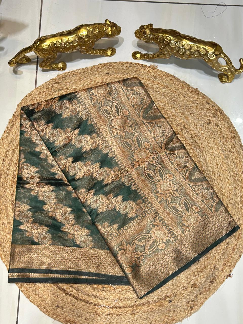 Banarasi Silk Saree with Zari Work✨🍁