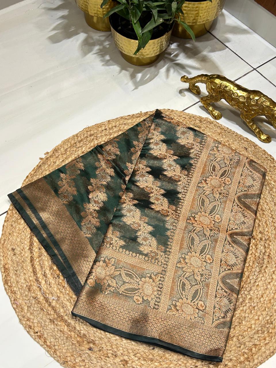 Banarasi Silk Saree with Zari Work✨🍁