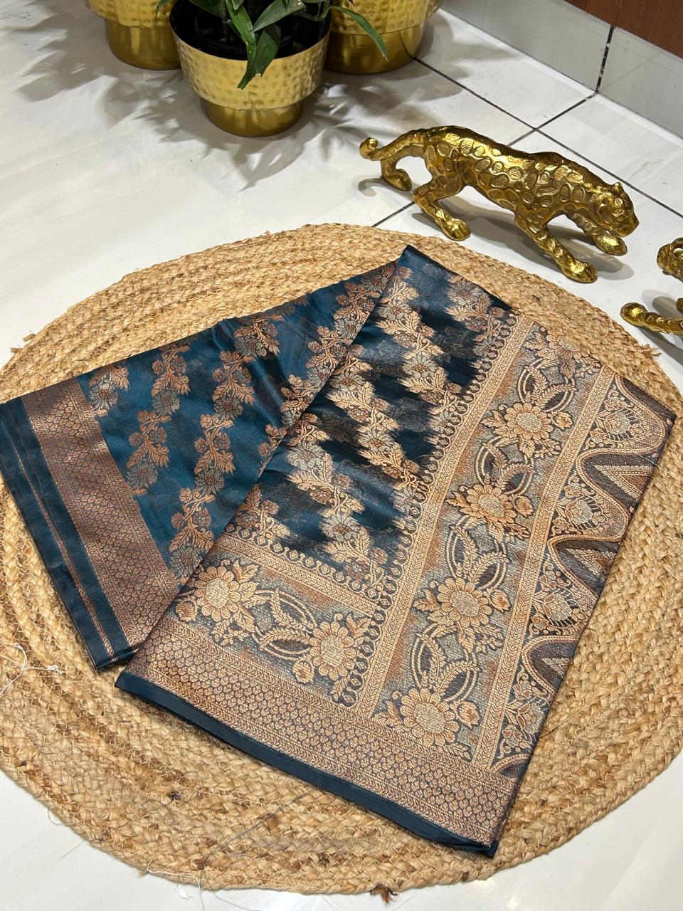 Banarasi Silk Saree with Zari Work✨🍁