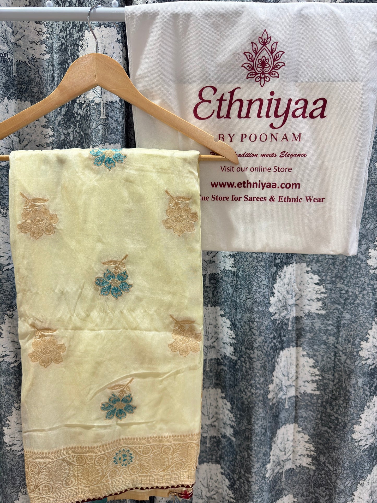 Elegant Soft Silk Saree with Floral Woven Design